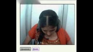 Desi girl showing boobs and pussy on webcam in a netcafe