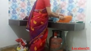 Desi  Village Bhabi WashingDishes Then Her Hubbie Comes And Having Sex in the Kitchen