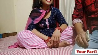 Hot desi aunty offers Indian pussy to neighbor