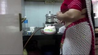 गर्लफ्रेंड की माँ को उसके घर के किचन में जबरदस्ती चोदा Hot bhabhi Sex